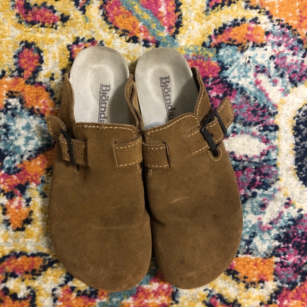 Camel slip ons
